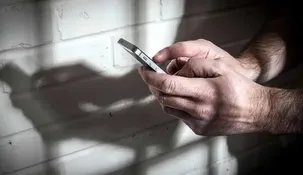 Crecen las denuncias por estafas y extorsiones cometidas desde teléfonos celulares en las cárceles.