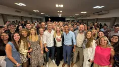 Karina Milei junto a los militantes.