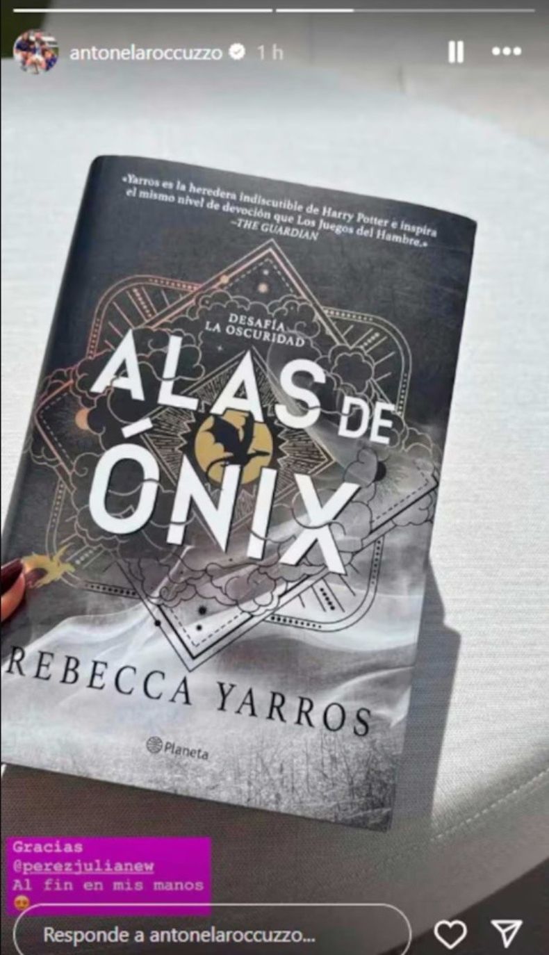 Alas de ónix es el tercer libro de la saga Empíreo, un éxito global en el género de fantasía.