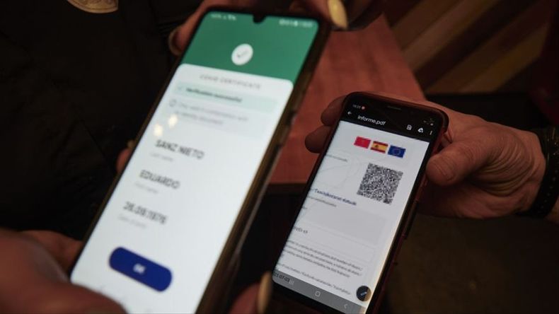 España: más de 2 mil personalidades son investigadas por usar certificados de vacunación falsos