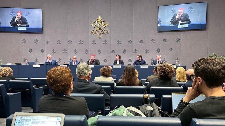 El cardenal Mauro Gambetti, arcipreste de la Basílica Papal de San Pedro, en la conferencia de prensa de presentación de los actos conmemorativos del 400 aniversario de la dedicación de la Basílica de San Pedro.