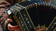 El bandoneón es de origen alemán pero fue apropiado por el tango. El bandoneón es de origen alemán pero fue apropiado por el tango.
