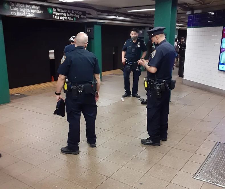 Policia de Nueva York en la estación de Subte.