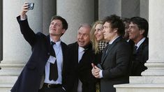 El Gobierno anuló los aumentos salariales del Presidente y sus ministros. El Gobierno anuló los aumentos salariales del Presidente y sus ministros.