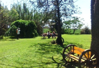 El lugar de campo perfecto para pasar una tarde al sol después de un asado. El lugar de campo perfecto para pasar una tarde al sol después de un asado.