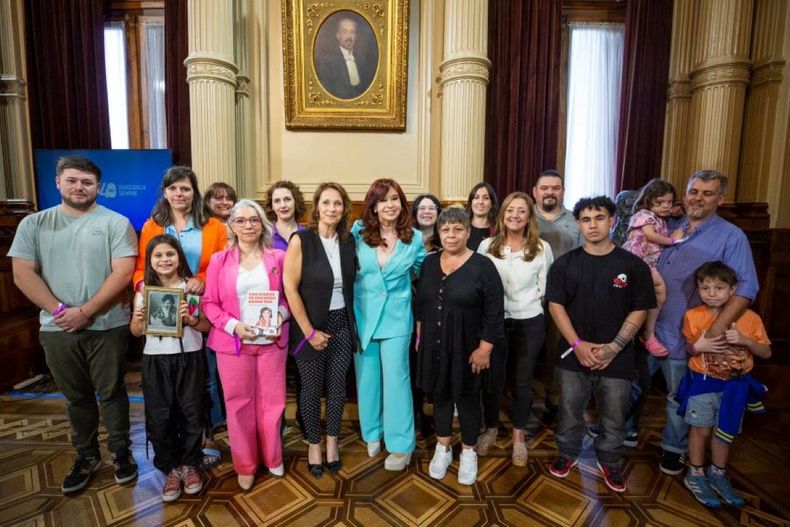 Cristina recibió el libro “Los nietos te cuentan cómo fue – Historias de identidad” escrito por la periodista Analía Argento y la nieta recuperada Mariana Zaffaroni Islas.