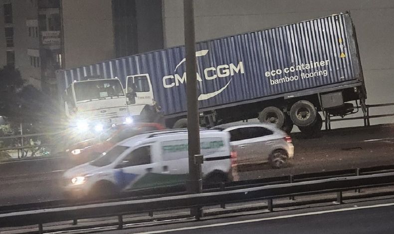 Suspendieron la licencia del chofer del camión que quedó colgando en la 25 de Mayo.