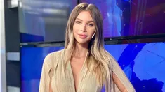 La conductora se vistió de blanco para celebrar Navidad. La conductora se vistió de blanco para celebrar Navidad.