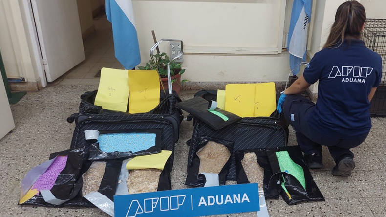 Un control de la Aduana detectó más de 10 kilos de crack y casi 10.000 pastillas de éxtasis