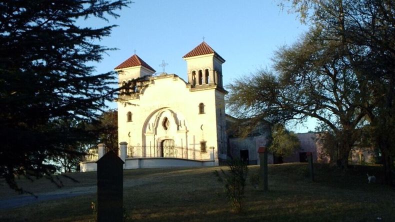 Este pueblo tiene una capilla en medio de la naturaleza.