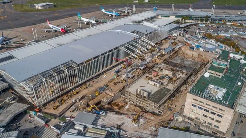 Imágenes de las obras en Ezeiza. 