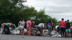 Los vecinos de Baradero se llevaron parte del cargamento en la banquina. Los vecinos de Baradero se llevaron parte del cargamento en la banquina.