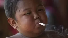 Así se ve, 10 años después, el bebé que fumaba 40 cigarrillos por día Así se ve, 10 años después, el bebé que fumaba 40 cigarrillos por día