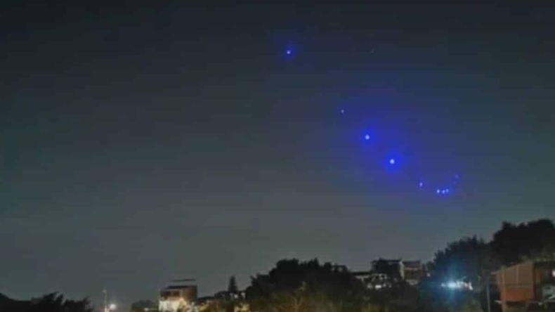 Varias luces azules se alinean de forma perfecta en el cielo caleño.&nbsp;