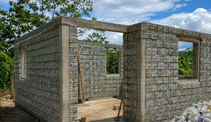 Una mujer de Costa Rica logró construir su casa con materiales elaborados a partir de 7,5 toneladas de plástico reciclado.