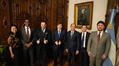 La foto de Javier Milei junto a directivos de OpenAl. La foto de Javier Milei junto a directivos de OpenAl.