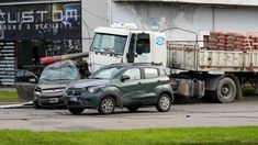 Una mujer murió y otras tres personas sufrieron heridas tras el choque de un camión. Una mujer murió y otras tres personas sufrieron heridas tras el choque de un camión.