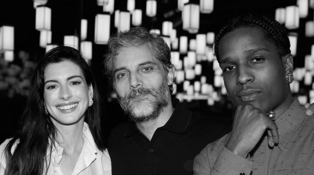 Hathaway compartió una publicación que presenta una serie de fotos de la gala en la que aparece Furriel.
