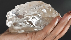 La empresa minera canadiense anunció que la gema excepcional se encontró intacta en su mina de Karowe. La empresa minera canadiense anunció que la gema excepcional se encontró intacta en su mina de Karowe.