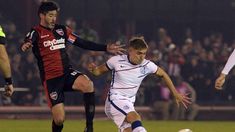 Pablo Pérez y Francisco Perruzzi disputan la pelota. Pablo Pérez y Francisco Perruzzi disputan la pelota.