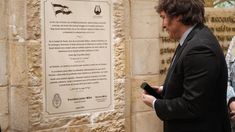 Javier Milei inauguró una placa en la Ciudad de David en reconocimiento a su defensa a la causa de la libertad.