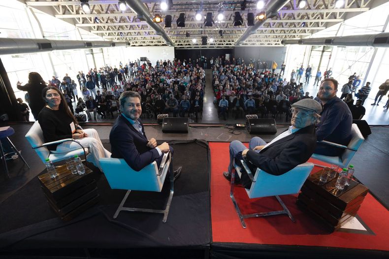 El ministro de Turismo y Deportes, Matías Lammens, junto a Víctor Hugo Morales, moderador del encuentro.