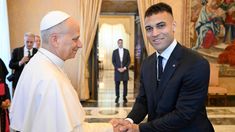 León XIV junto a Lautaro Martínez, goleador y campeón con Inter de Milan. León XIV junto a Lautaro Martínez, goleador y campeón con Inter de Milan.