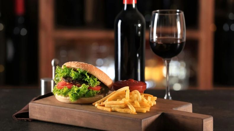 Para las hamburguesas que llevan mucho queso y bacon, un vino tinto con cuerpo y notas intensas, como los elaborados con uvas monastrell, es una elección ideal  