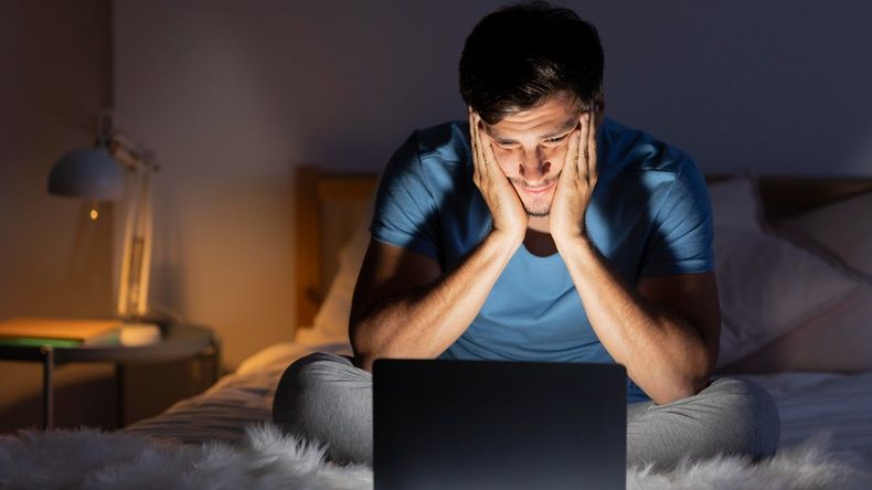 hombre-viendo-netflix-nootbook