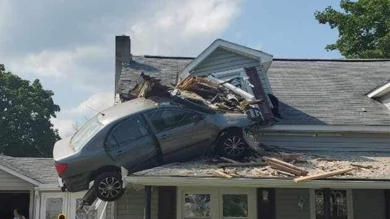 Impresionantes imágenes: un auto chocó contra un segundo piso de una casa en Pensilvania