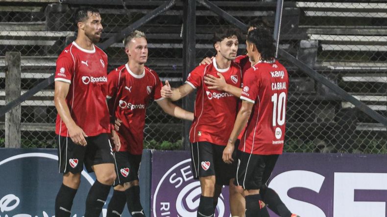 El festejo de Independiente, tras el gol de Walter Mazzantti.