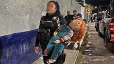 Los policías que participaron del operativo fueron reprendidos por su comportamiento. Los policías que participaron del operativo fueron reprendidos por su comportamiento.