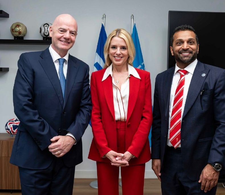 El presidente de la FIFA con Patel y Bondi.