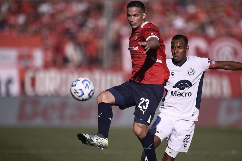 Iván Marcone ante Sebastián Villa.&nbsp;