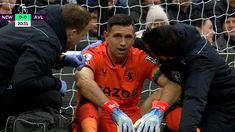 Dibu Martínez tuvo que pedir el cambio. Dibu Martínez tuvo que pedir el cambio.