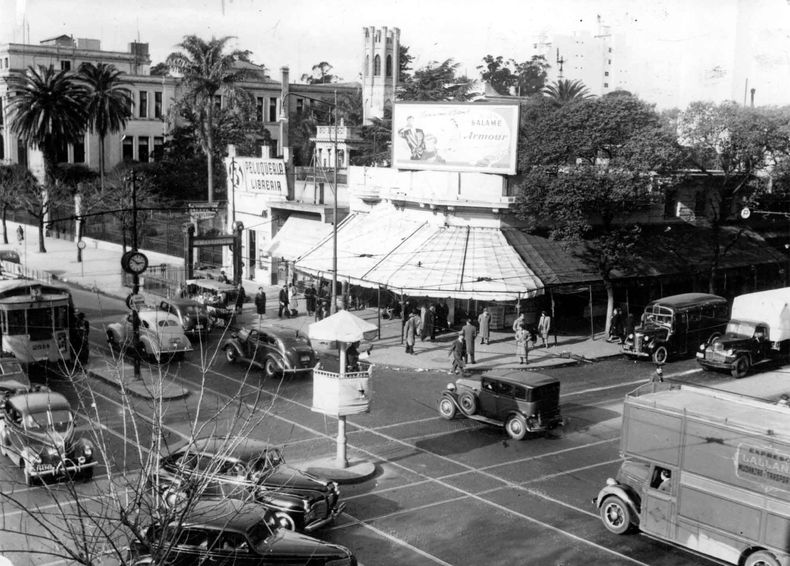 Imagen de la esquina de Rivadavia y José María Moreno, en Caballito, con la garita del policía que dirigía el tránsito.