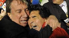 Carlos Bilardo y Diego Maradona lloran después de que Argentina clasificara al Mundial. Carlos Bilardo y Diego Maradona lloran después de que Argentina clasificara al Mundial.