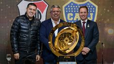 Riquelme, Tapia y Brito juntos, con el trofeo del Mundial de Clubes. Riquelme, Tapia y Brito juntos, con el trofeo del Mundial de Clubes.