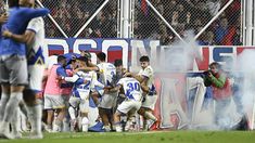 La bomba de estruendo que cayó al campo tras el gol de Copetti. La bomba de estruendo que cayó al campo tras el gol de Copetti.