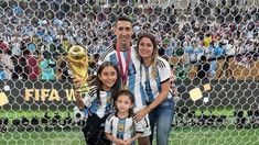 Ángel Di María festejando con la Copa del Mundo junto a su familia. Ángel Di María festejando con la Copa del Mundo junto a su familia.