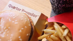 McDonald’s volvió a incluir las hamburguesas Quarter Pounder en su menú. McDonald’s volvió a incluir las hamburguesas Quarter Pounder en su menú.
