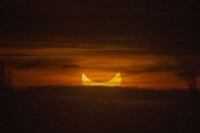 Algunas de las imágenes del eclipse parcial de sol que se vio desde el sur del país.