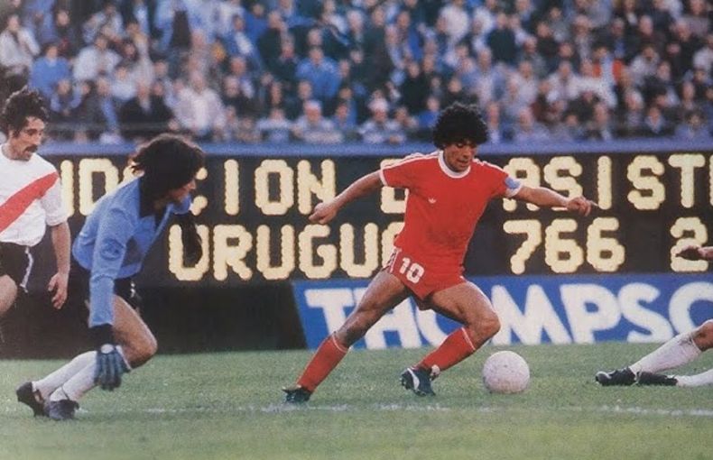Maradona, con la camiseta del Bicho, frente a River en el Monumental.