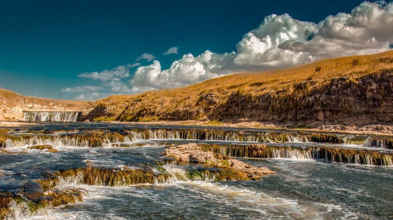 En la localidad de Quequén, escondida entre la vegetación y el sonido del río Salado, se encuentra un oasis natural de singular belleza: las Cascadas del Quequén Salado