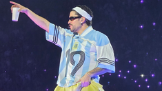 Bad Bunny volvió a hacer emocionar y bailar a sus seguidores en River. Bad Bunny volvió a hacer emocionar y bailar a sus seguidores en River.