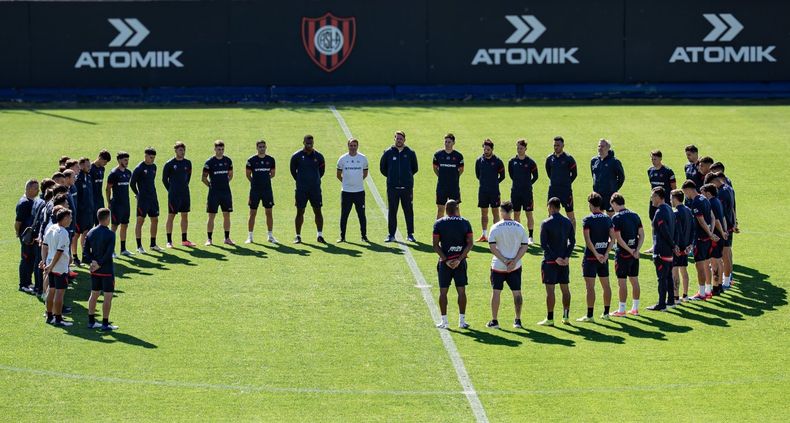 El plante de San Lorenzo hizo un minuto de silencio por la muerte de Russo El plante de San Lorenzo hizo un minuto de silencio por la muerte de Russo