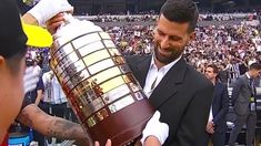 Novak Djokovic recibió la Copa Libertadores en el Más Monumental. Novak Djokovic recibió la Copa Libertadores en el Más Monumental.