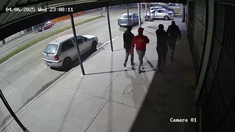 La secuencia en Av. Crovara, con los 4 delincuentes a punto de asaltar al policía. La secuencia en Av. Crovara, con los 4 delincuentes a punto de asaltar al policía.