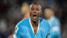 De la Cruz festeja su gol, el segundo de Uruguya ante Brasil. De la Cruz festeja su gol, el segundo de Uruguya ante Brasil.
