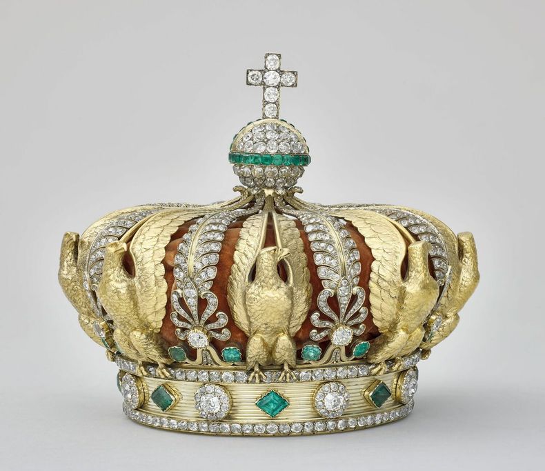 La corona de la emperatriz Eugenia, una de las piezas robadas, fue hallada y repuesta en el Museo del Louvre.